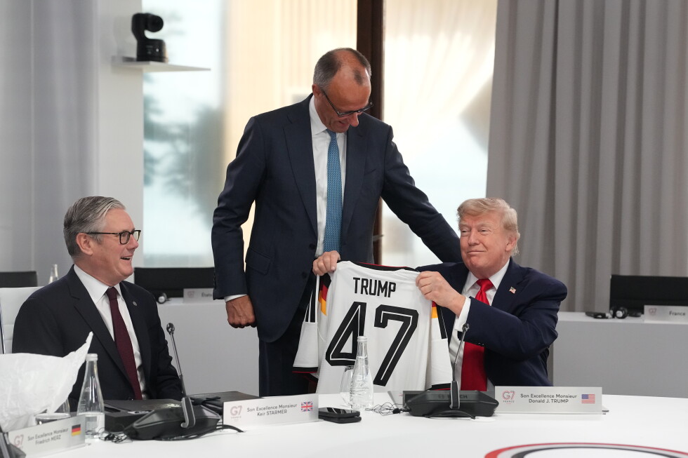 G7 leaders meeting with Zelenskyy to discuss Ukraine conflict