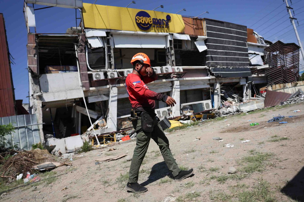 Photos show the aftermath of an earthquake in the southern Philippines