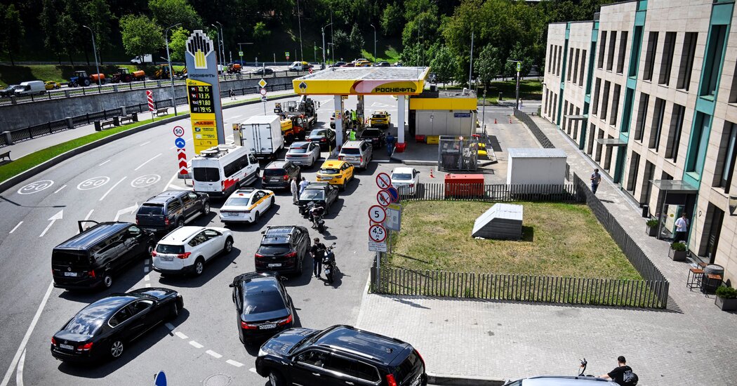 Long Lines for Gas Shatter the Illusion of Normalcy in Wartime Russia