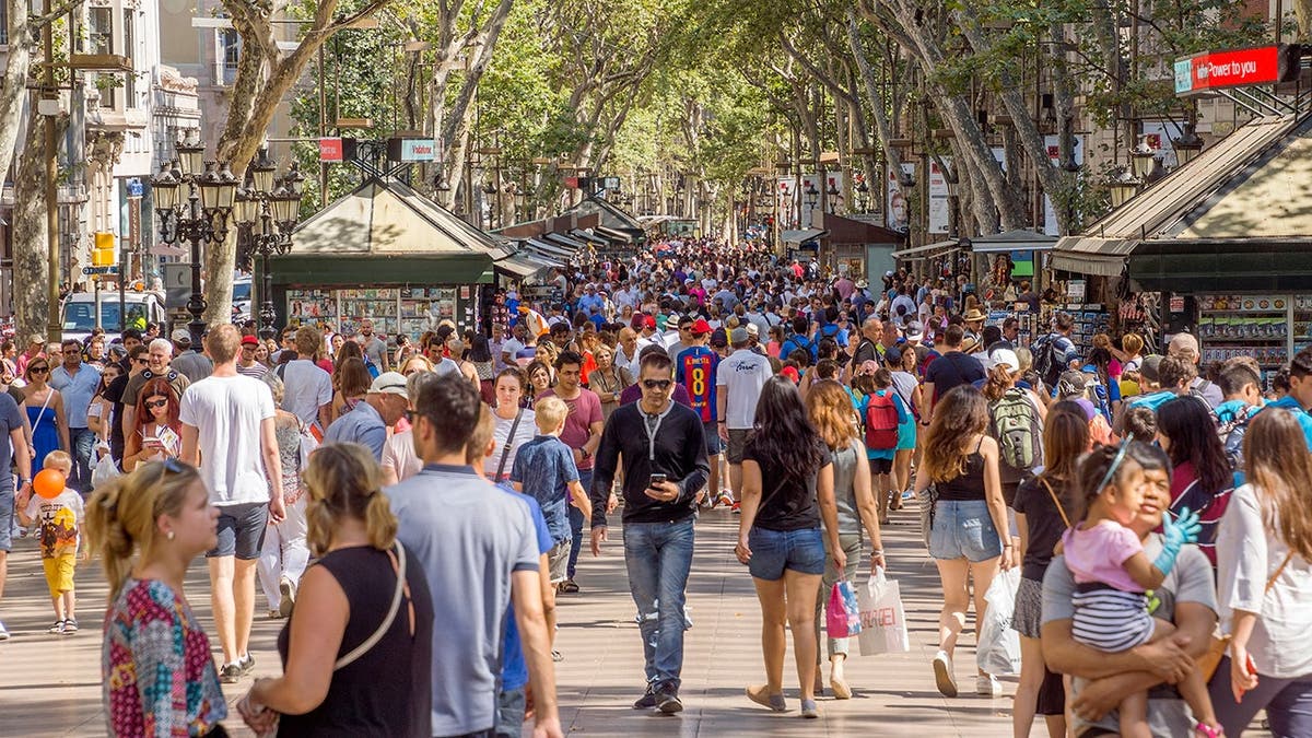 A crowd of people walks in Barcelonia.