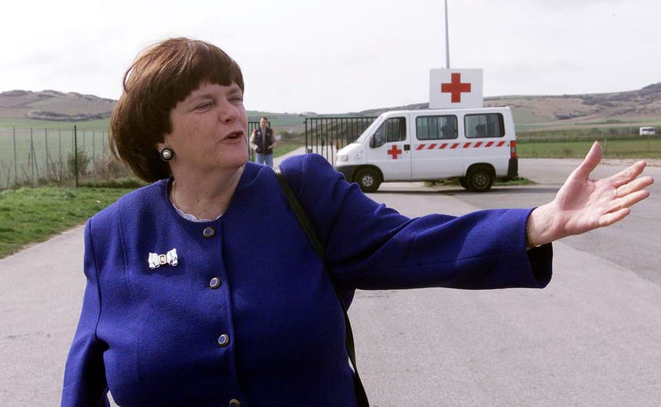 Shadow home secretary Ann Widdecombe highlights the asylum crisis on a visit to Calais, France in 2001 (Sean Dempsey/PA)