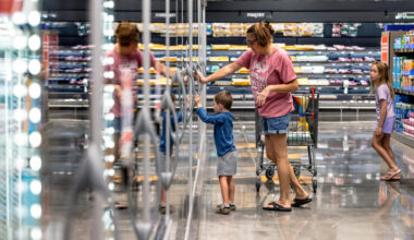 Grocery Stores Lower Prices as Consumers Pare Spending