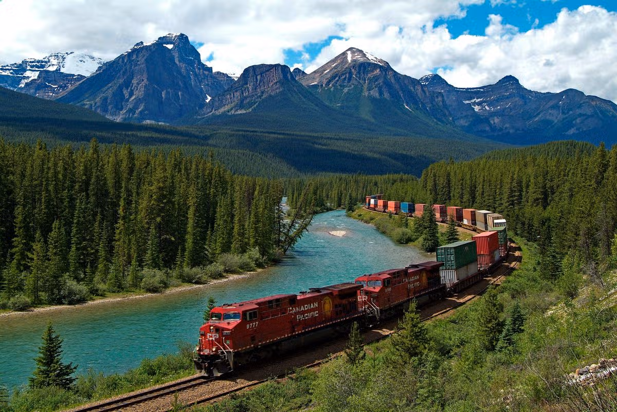 Morants Curve, Bow River, Canadian Pacific Railway, near Lake Louise, Banff National Park, UNESCO World Heritage Site, Alberta, Rocky Mountains, Canada, North America