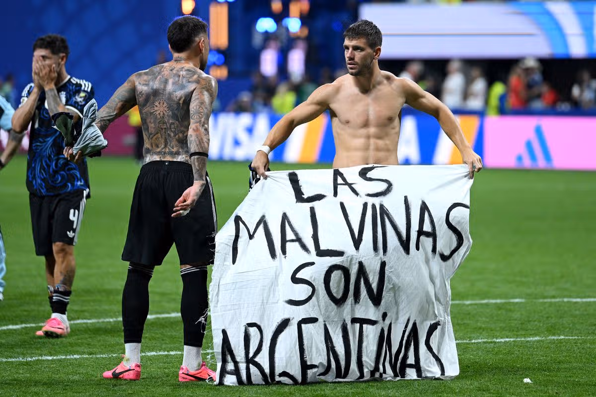 Giovani Lo Celso holding a 'Las Malvinas Son Argentinas' flag after beating England.