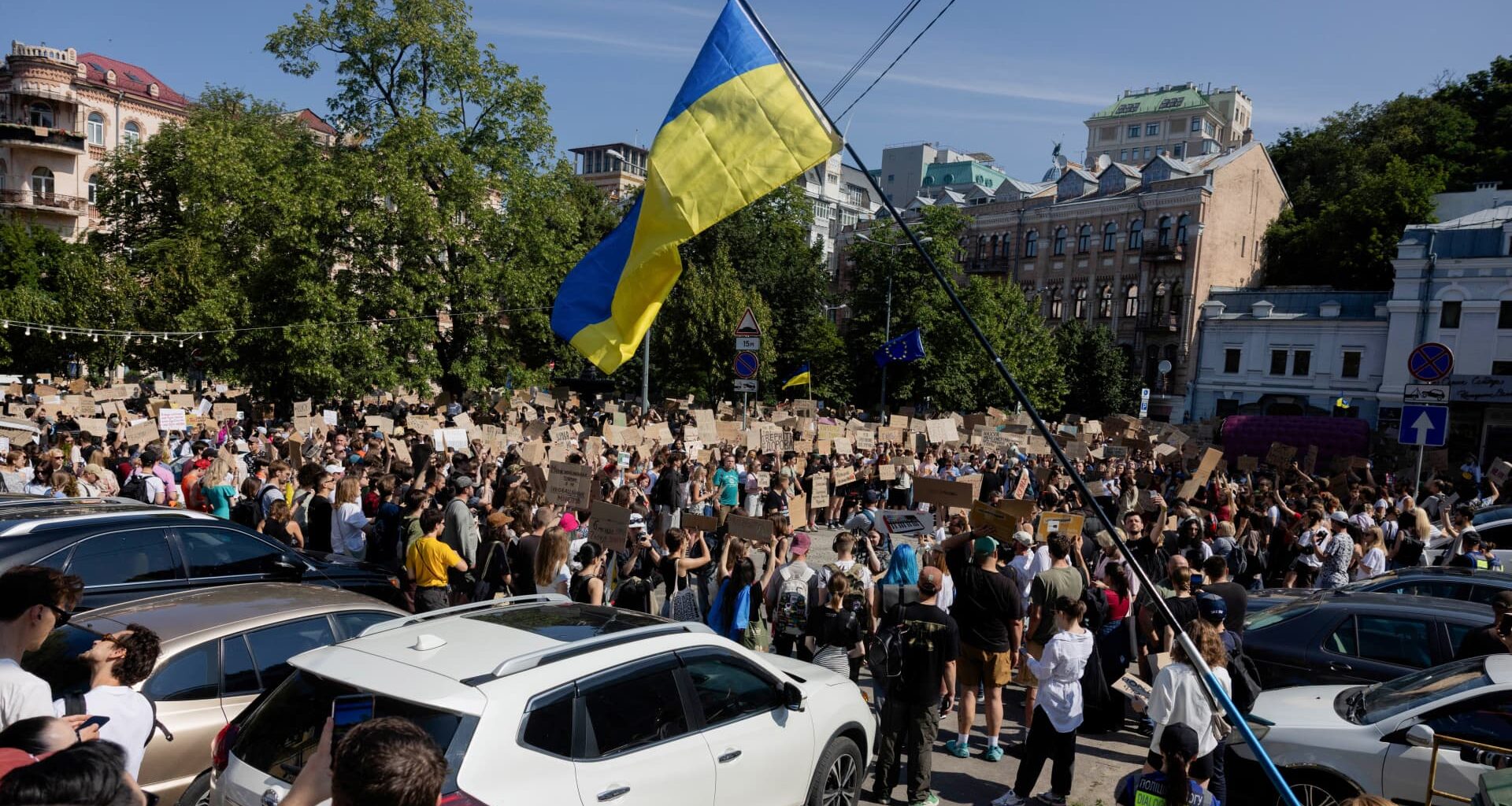 Ukraine: Protest in Kyiv after Zelenskyy ousts defense minister