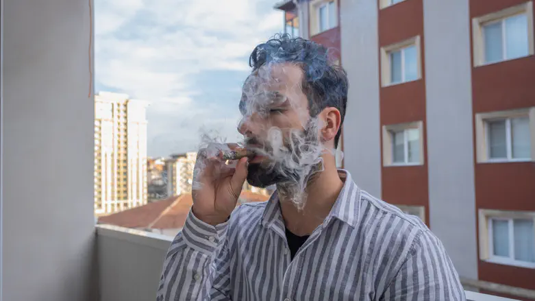 Health Ministry: Millions suffer at home from neighbors' smoking