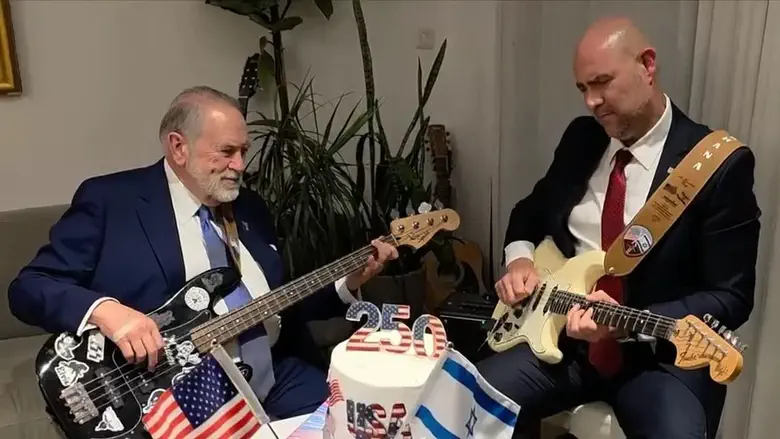 Watch: Ohana and Huckabee play US anthem