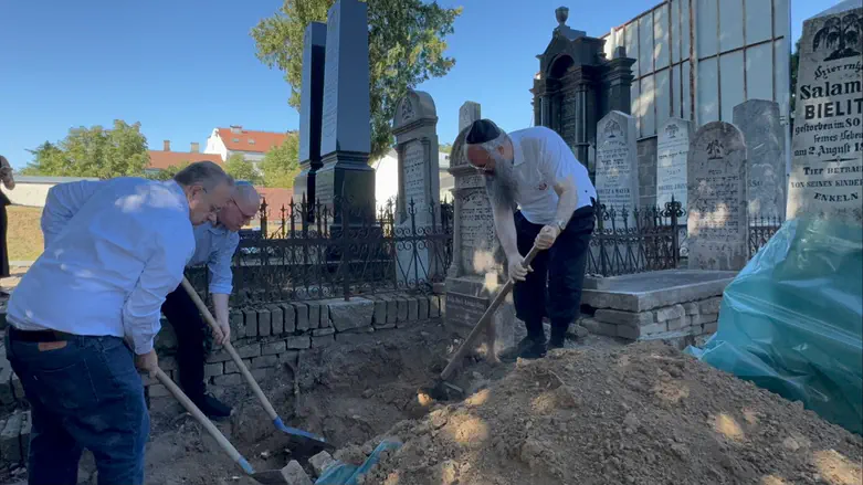 Watch: Herzl’s grandparents to be reburied in Israel after 77 years