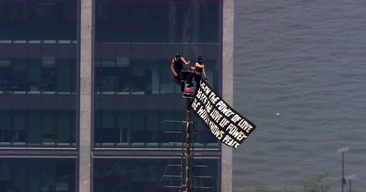 Empire State Building climbers display quote on banner: What does it say?