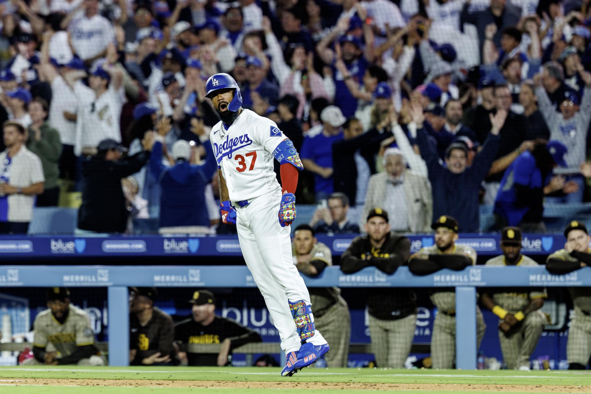 Teoscar Hernández hits a grand slam in the seventh inning of the Dodgers' 4-3 win.