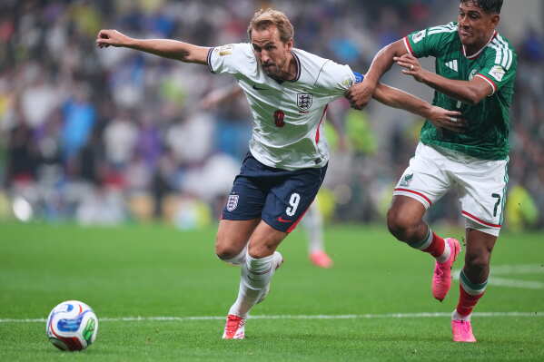 England's Harry Kane, left, and Mexico's Luis Romo compete for possession during the World Cup round of 16 soccer match between Mexico and England in Mexico City, Sunday, July 5, 2026. (AP Photo/Moises Castillo)
