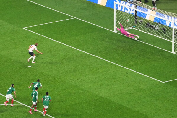 England's Harry Kane (9) scores a goal from the penalty spot during the World Cup round of 16 soccer match between Mexico and England in Mexico City, Sunday, July 5, 2026. (AP Photo/Fernando Llano)