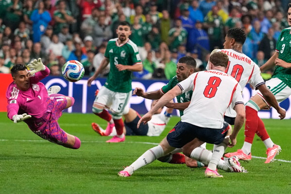England's Jude Bellingham (10) scores his team's second goal during the World Cup round of 16 soccer match between Mexico and England in Mexico City, Sunday, July 5, 2026. (AP Photo/Natacha Pisarenko)