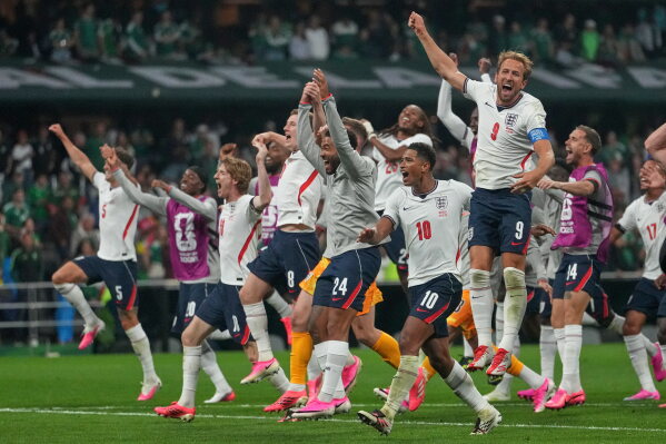 England players celebrate after winning the World Cup round of 16 soccer match between Mexico and England in Mexico City, Sunday, July 5, 2026. (AP Photo/Eduardo Verdugo)