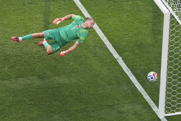 Norway goalkeeper Oerjan Nyland (1) looks back as he dives for the ball during the World Cup round of 16 soccer match between Brazil and Norway in East Rutherford, N.J., near New York, Sunday, July 5, 2026. (AP Photo/Matt Slocum)
