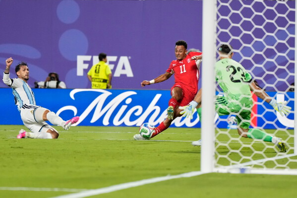Switzerland's Dan Ndoye (11) scores his team's first goal during the World Cup quarterfinal soccer match between Argentina and Switzerland in Kansas City, Mo., Saturday, July 11, 2026. (AP Photo/Ashley Landis)
