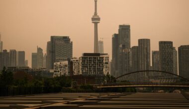 Ontario wildfires: Smoke in Toronto prompts air quality warning