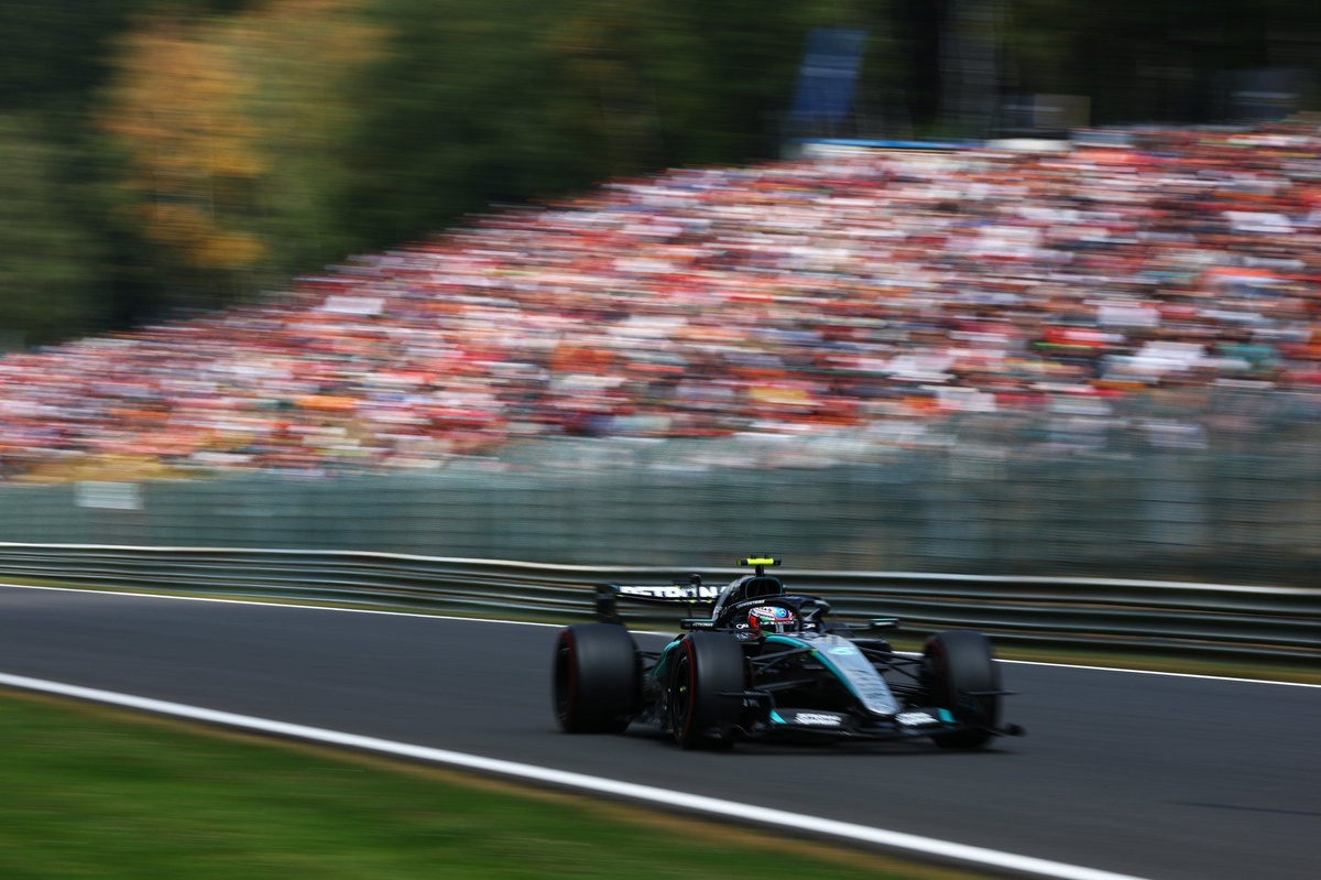 F1 Belgian GP: Kimi Antonelli fastest as Lewis Hamilton crashes at session's end