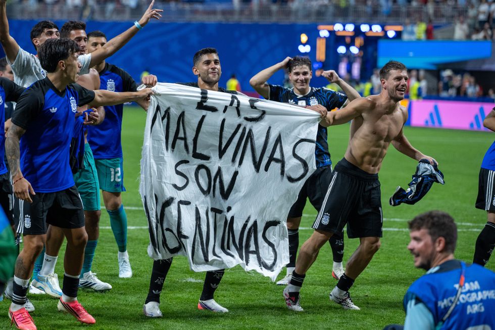 Argentina players lift Falkland Islands banner