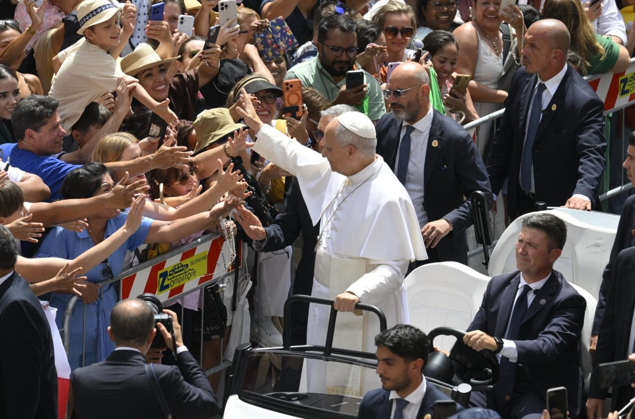 Pope at Angelus: God's Kingdom grows quietly through love, not force