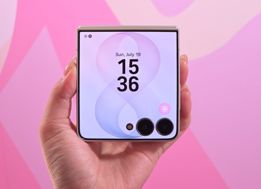 Galaxy Z Flip8 is comfortable to hold.