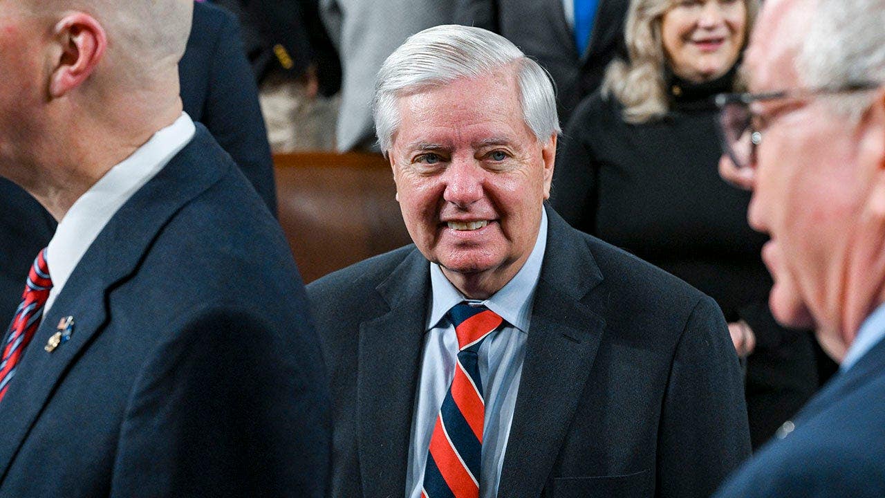 Senate advances Lindsey Graham's Russia and Iran sanctions bill to end Ukraine war