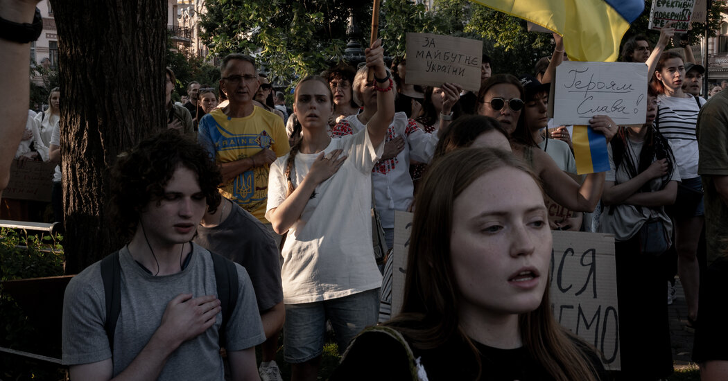 Ukraine’s Top General Becomes a Target of Protesters’ Anger