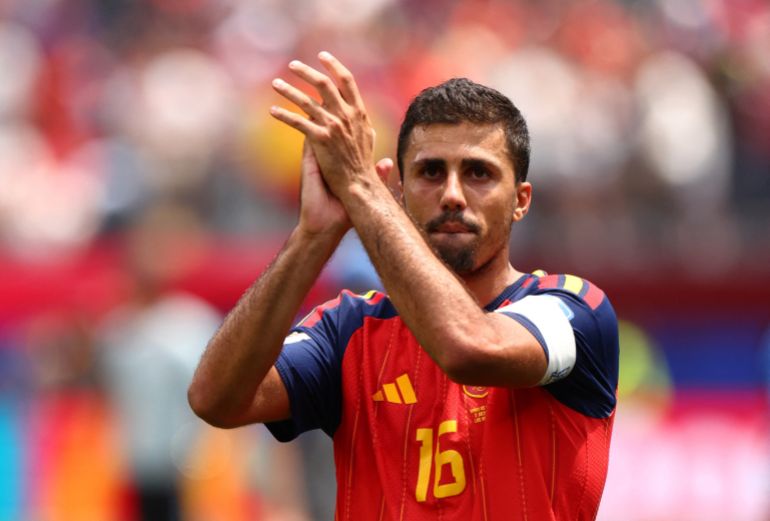 Rodri applauds SPain fans