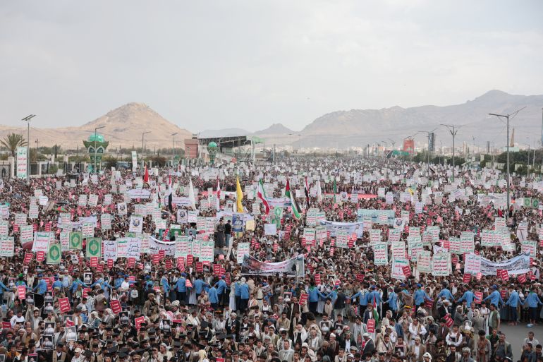 Houthi supporters rally against the Saudi-led coalition's restrictions on Houthi-controlled areas, which the group describes as a blockade, in Sanaa, Yemen, July 17, 2026. REUTERS/Khaled Abdullah