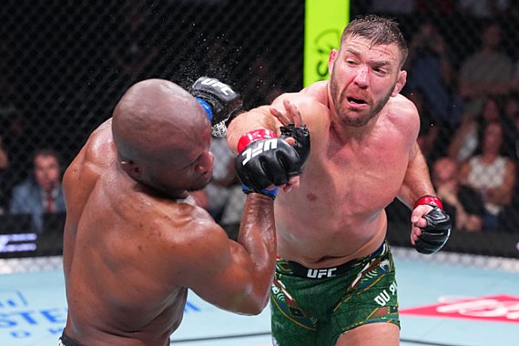 Dricus Du Plessis rocks Kamaru Usman for unanimous decision win at UFC OKC