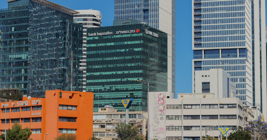 Israeli Banks Threaten to Cut Off Palestinian Economy