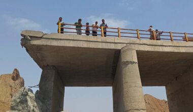 US strikes cut roads and bridges in southern Iran as ground assault talk grows