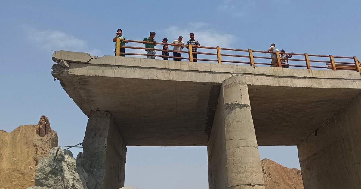 US strikes cut roads and bridges in southern Iran as ground assault talk grows
