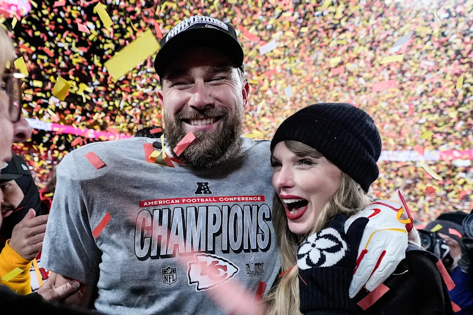 ARCHIVO - Travis Kelce, izquierda, y Taylor Swift posan tras el partido por el campeonato de la AFC de la NFL contra los Buffalo Bills, el 26 de enero de 2025, en Kansas City, Misuri. (Foto AP/Ashley Landis, archivo)
