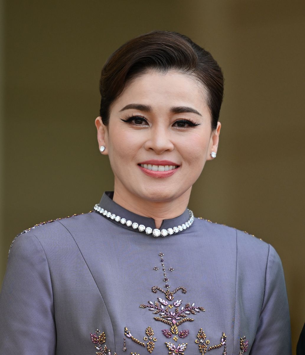 Queen Suthida's dazzling diamond necklace draws attention during the formal evening at the Élysée Palace.