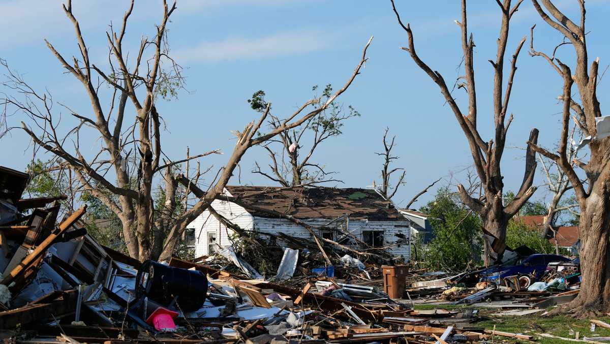 Menasha tornado causes extensive damage and cuts power to thousands of homes