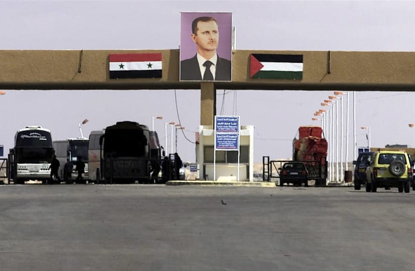 Cars and coaches line up at al-Tanf crossing on the border between Iraq and Syria, some 300 km southeast of Damascus March 20, 2003. Border traffic remained normal after the start of a U.S.-led attack on Iraq at dawn on Thursday, despite fears that there would be an influx of refugees.