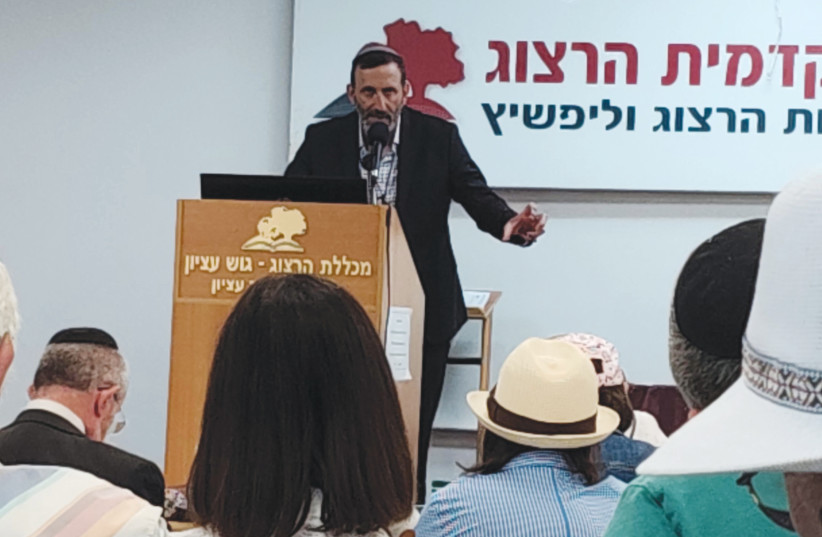 Rav Doron Perez giving a speech.