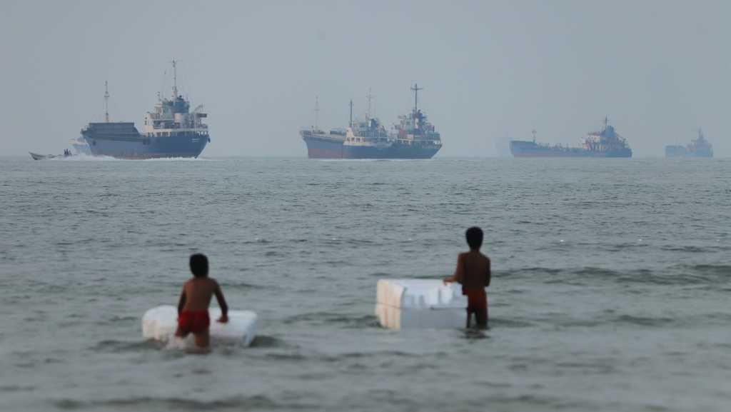 Iran warns oil tankers to use approved routes in Strait of Hormuz