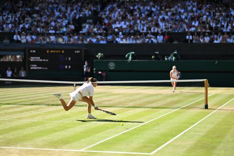 Karolina Muchova and Linda Noskova in action.