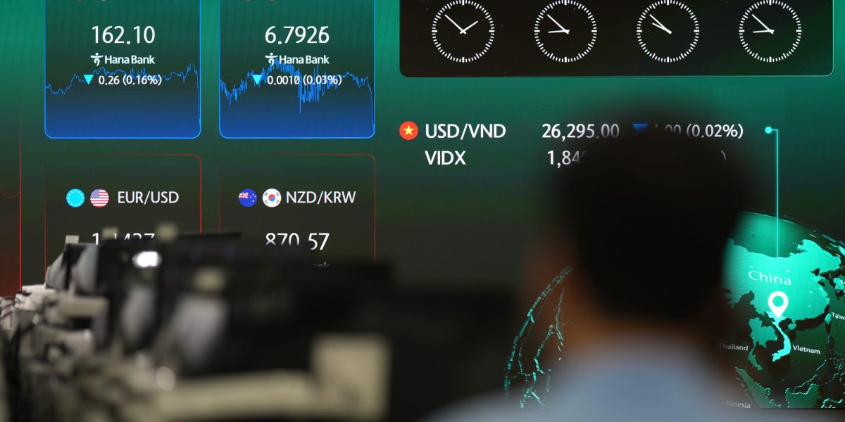 Tech shares lift global markets while oil slips as Iran war keeps traders on edge