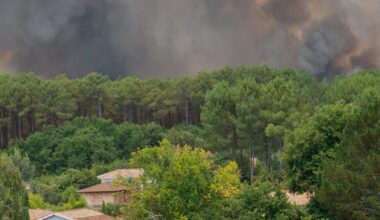 France wildfires force evacuation of over 20,000 people from tourist town | Climate Crisis News