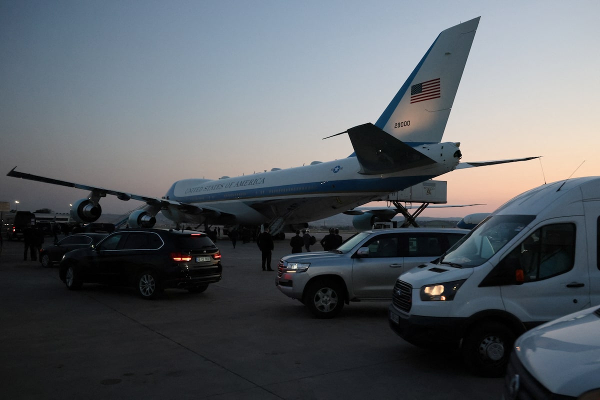 Trump unexpectedly ditches Qatari jet for old Air Force One for ‘old time’s sake,’ reviving scrutiny