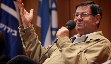 Veteran news anchor Haim Yavin, Israel's 'Mr. Television,' dies at 93