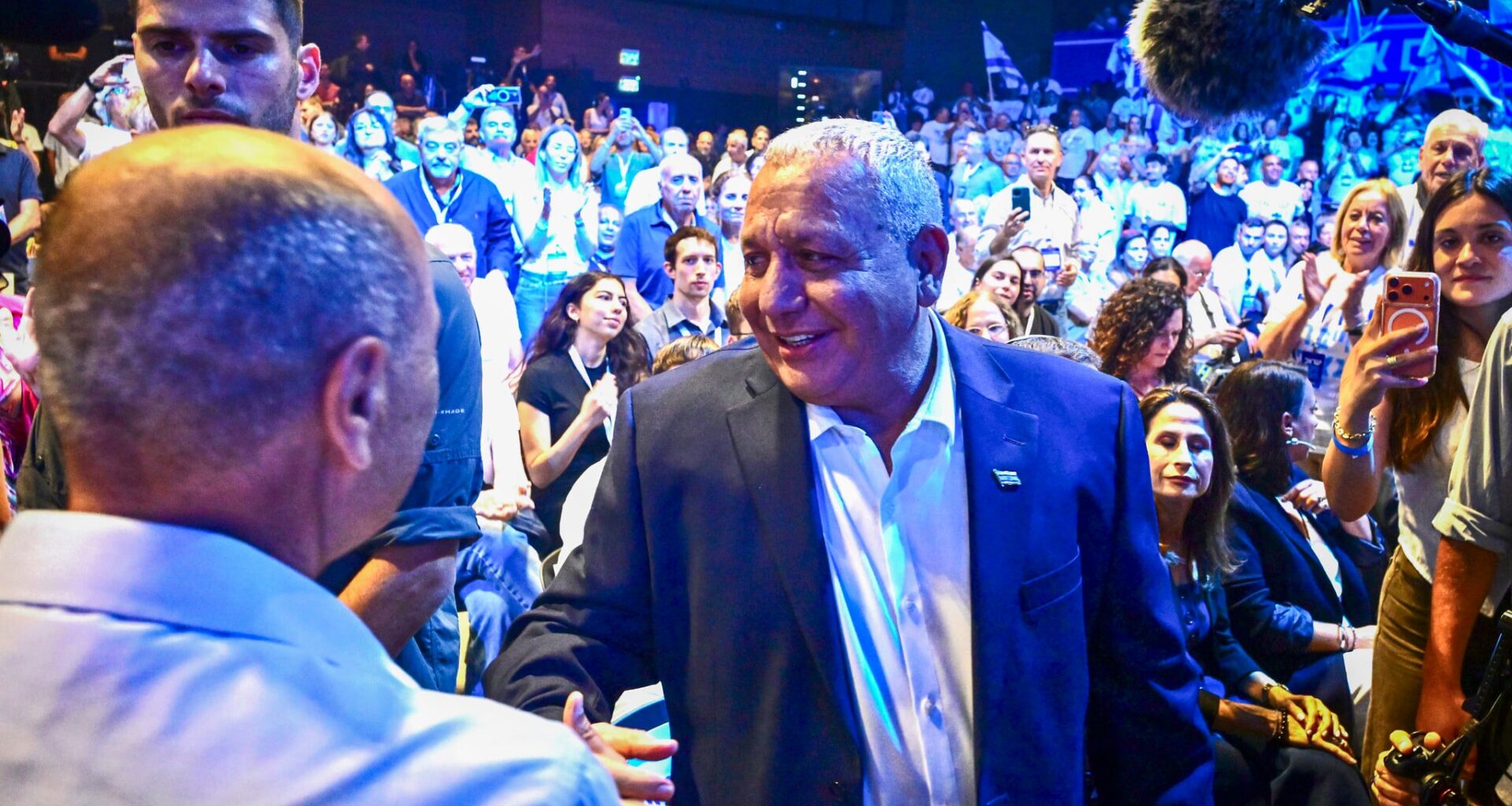Gadi Eisenkot launches a centrist campaign tailored for the commuters of Route 4