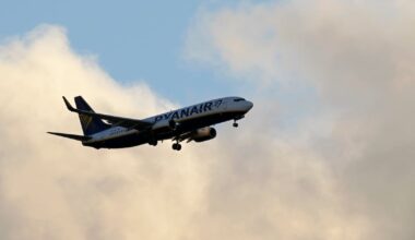 Man nearly sucked out of ‘detached’ window on Ryanair flight - CTV News