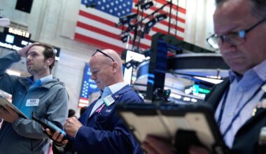 Wall Street mixed and oil prices jump after Iran. US trade attacks