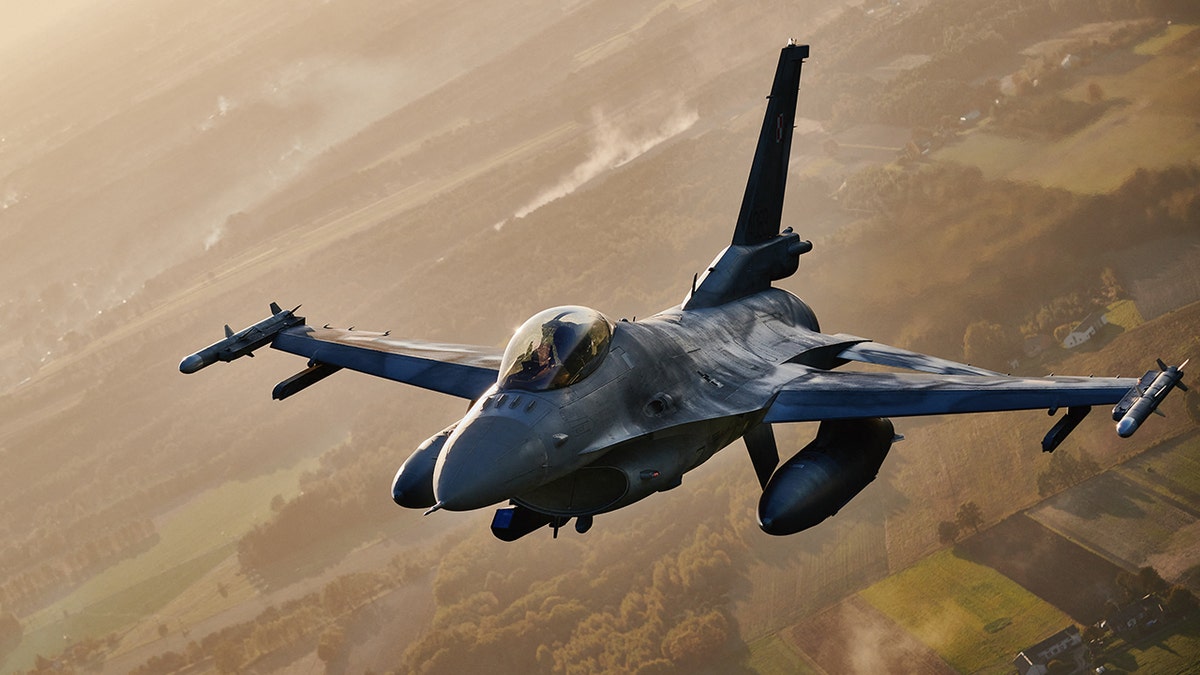 An F 16 fighter jet
