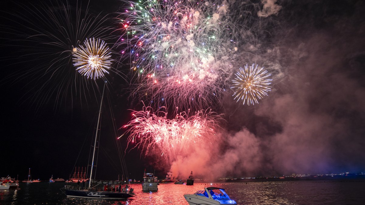 Watch live: Navy Pier Fourth of July fireworks show – NBC Chicago