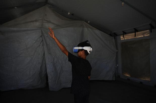 Mohammed Matar participates in a psychological support session using VR.